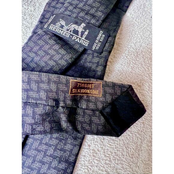 HERMÈS Navy Tie Silk Men Pattern Logo France-Worn by Actor on TV Show - Picture 3 of 3